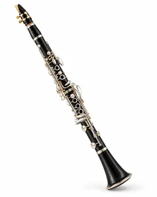 Clarinete de granadilla preta, com chaves prateadas e boquilha de palheta simples, sobre fundo branco