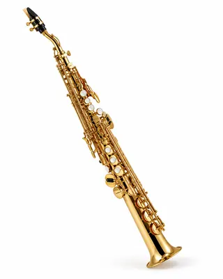 Saxofone soprano reto, de latão dourado, com boquilha preta, sobre fundo branco